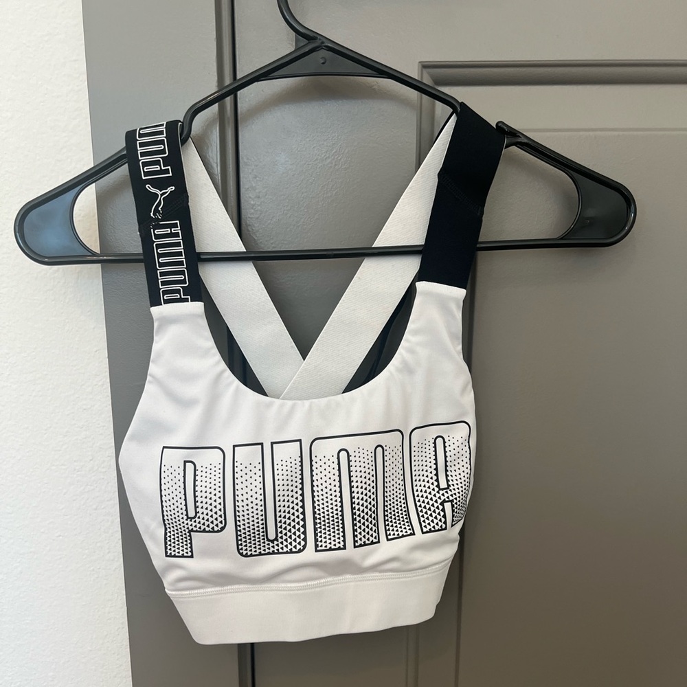 Puma Women's Mid Impact Feel it Sports Bra in White - size medium